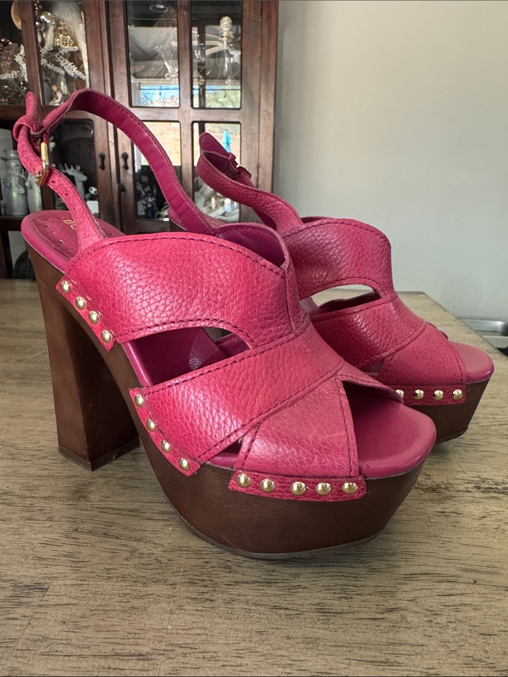 BCBG Generation hot pink leather gold tone studded platform sandals size 7 🩷